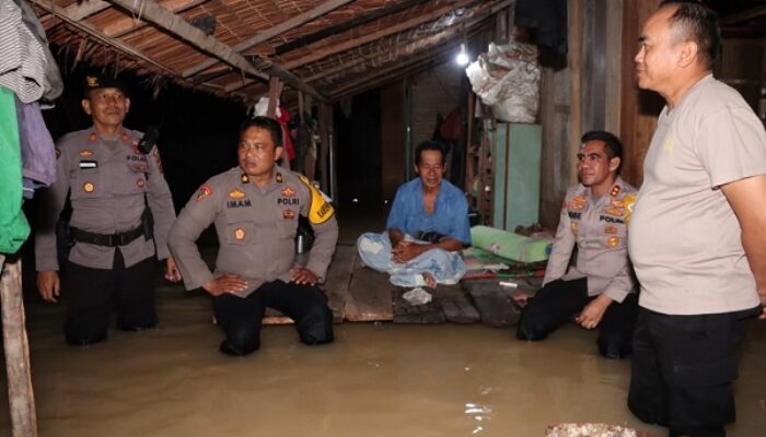 Kapolres Batubara Tinjau Dan Bantu Korban Banjir Simpanggambus