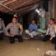 Kapolres Batubara AKBP Jose DC Fernandes mengarungi banjir Desa Simpang Gambus membesuk korban terdampak banjir. (Waspada/Ist)