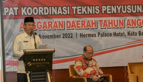 Asisten Administrasi Umum Sekda Aceh, H. Iskandar, AP, menyampaikan sambutan sekaligus membuka Rakor Teknis Penyusunan Perencanaan Anggaran Daerah Tahun 2023 di Hotel Hermes Palace, Banda Aceh, Rabu (2/11). ((Waspada.id/Zafrullah)