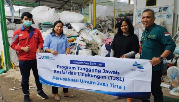 Dukung DPSP Toba, Jasa Tirta I Serahkan Bantuan Pengelolaan Sampah Terintegrasi