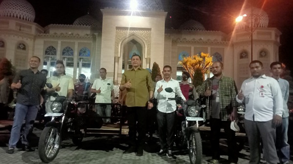 Kapolda Aceh Irjen. Pol. Ahmad Haydar secara simbolis menyerahkan bantuan becak motor kepada korban konflik Aceh sumber dana dari Badan Reintegrasi Aceh (BRA) berlangsung di halaman Masjid Islamic Center Kota Lhokseumawe, Rabu (16/11) malam. Was[ada/Zainuddin. Abdullah