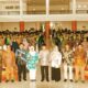 Pj Wali Kota Banda Aceh, Bakri Siddiq, berfoto bersama para pejabat dari Kementerian Perindustrian, Kepala Sekolah, para guru dan wisudawan SMK SMTI tahun ajaran 2021/2022. (Waspada/Zafrullah)