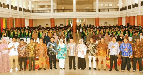 Pj Wali Kota Banda Aceh, Bakri Siddiq, berfoto bersama para pejabat dari Kementerian Perindustrian, Kepala Sekolah, para guru dan wisudawan SMK SMTI tahun ajaran 2021/2022. (Waspada/Zafrullah)