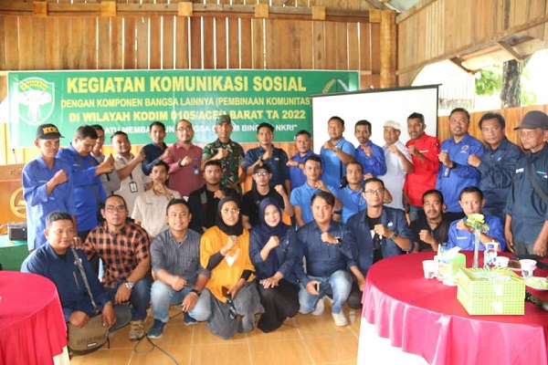 Dandim 0150/Abar bersama Insan Pers melalui wadah Komunikasi Sosial dengan Komponen Bangsa yang digelar di Aula Lapangan Tenis Makodim Aceh Barat, Kamis (17/11).(Waspada/Muji Burrahman)