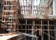 3 unit bangunan ruko yang berada di Kota Aek Kanopan, Labura sedang dikerjakan kendati belum miliki izin, Rabu (2/11). (waspada.id/ilyas Munthe)