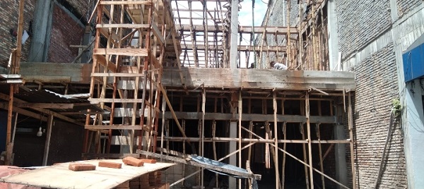3 unit bangunan ruko yang berada di Kota Aek Kanopan, Labura sedang dikerjakan kendati belum miliki izin, Rabu (2/11). (waspada.id/ilyas Munthe)