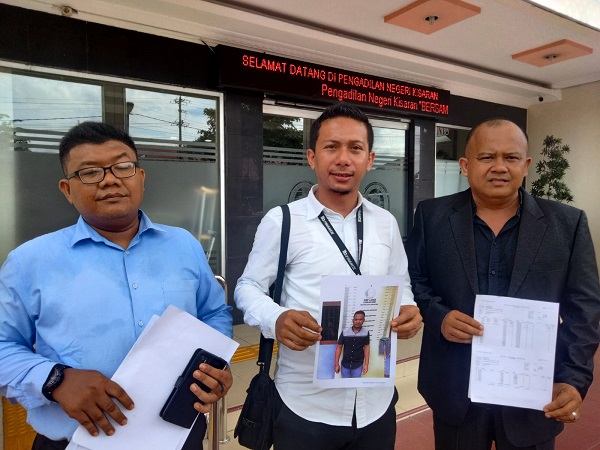 Pihak perusahaan menunjukkan bukti penggelapan mobil truk oleh debiturnya usai sidang di PN Kisaran.Waspada/Bustami Chie Pit