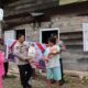 KAPOLRES Humbahas, AKBP Achmad Muhaimin menyalurkan Bansos Polri. Waspada/Ist