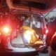 Personel Polsek Batang Kuis saat melakukan evakuasi. (Waspada/ist)