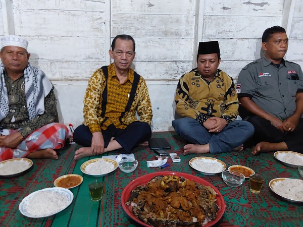 Warga Desa Parausorat Sitabo-tabo melakukan upa-upa kepada Rawi Ritonga dan Syahrul Pasaribu sebagai bentuk syukur dan terimakasih atas terwujudnya bedah 34 rumah tak layak huni di desa itu. (Waspada/Ist)