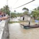 Bupati Sergai H. Darma Wijaya tinjau air sungai yang meluap di Sei Rampah. Waspada/Ist