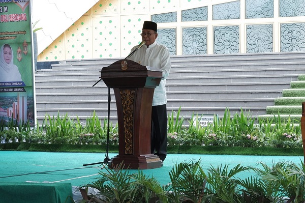 BUPATI Deliserdang H.Ashari Tambunan menyampaikan sambutan pada Peringatan Maulid Nabi Muhammad SAW Tahun 1444 H/ 2022 M Pemkab Deliserdang di pelataran Masjid Agung Sultan Thaf Sinar Basarsyah, Rabu (2/11). (Waspada.id/Khairul K Siregar/B)