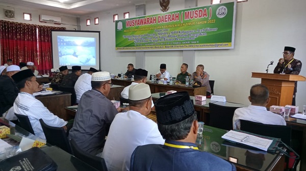 SAMBUTAN: Tgk H Nawawi Abdul Muthallib, memberikan sambutan saat Musda MPU Aceh Timur di Aula Dinas Pendidikan Dayah Aceh Timur di Idi, Rabu (16/11). Waspada/Ist.