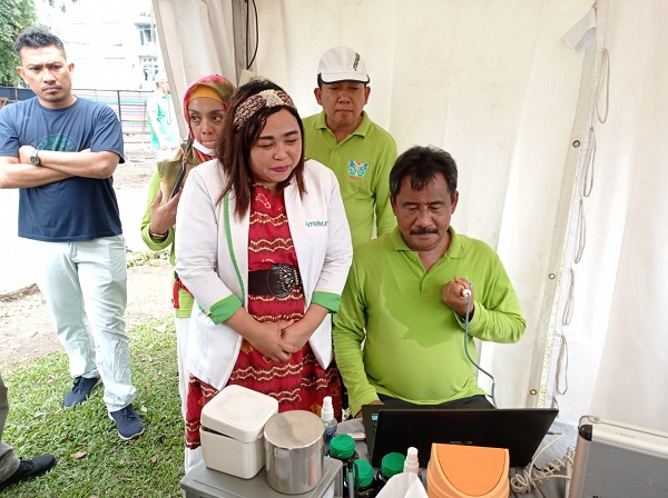 Wali Kota Binjai periksa kesehatan di Hari Kesehatan Nasional (HKN) ke 58 yang digelar di Lapangan Merdeka. (Waspada/Ria Hamdani)