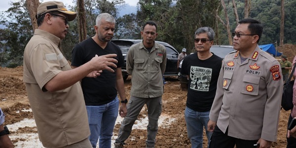 Dirreskrimsus Polda Aceh, Kombes Sony Sonjaya bersama Kadis LHK Aceh, A. Hanan beserta tim, saat melakukan patroli di kawasan lintas Jantho-Lamno, Kamis (17/11). (Waspada/Ist)