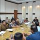 Pj. Wali Kota Sabang, Reza Pahlevi memimpin rapat koordinasi menyikapi isu pengutipan biaya Perjalanan Dinas pada kekuarga pasien rujukan ke Banda Aceh. (Waspada/T. Zakaria)