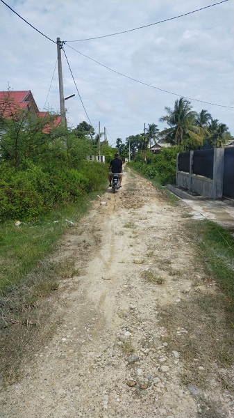 Kondisi jalan Lorong Abu Muda III, Gampong Paya Bujok Tengoh, Kecamatan Langsa Barat, becek dan berkubang dan butuh pengaspalan oleh Pemko Langsa, Jumat (18/11). Waspada/Rapian