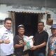 Ketua Harian KSJ Tommy Widodo menyerahkan bantuan pangan kepada puluhan warga lingkungan 3 Kelurahan Kisaran Kota, Kisaran, Asahan, Jumat (18/11) pagi. Waspada/Nurkarim Nehe