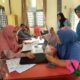 Petugas BPJS Kesehatan Abdya, memberikan layanan MCS kepada masyarakat Desa Mata Ie, Kecamatan Blangpidie, Jumat (18/11). Waspada/Syafrizal