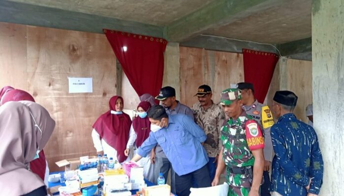 Ibu – Anak Lakukan Pemeriksaan Kesehatan Gratis
