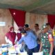 PERIKSA KESEHATAN: Pihak Medco EP Malaka, meninjau pemeriksaan kesehatan gratis dan pemberian makanan tambahan untuk ibu hamil dan anak di Blang Nisam, Indra Makmu, Aceh Timur, Kamis (17/11). Waspada/Ist.