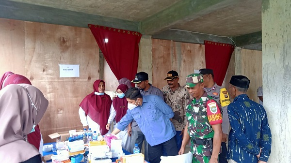 PERIKSA KESEHATAN: Pihak Medco EP Malaka, meninjau pemeriksaan kesehatan gratis dan pemberian makanan tambahan untuk ibu hamil dan anak di Blang Nisam, Indra Makmu, Aceh Timur, Kamis (17/11). Waspada/Ist.