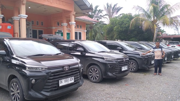 Enam unit kendaraan operasional terparkir di depan Kantor KIP Nagan Raya, Rabu (2/11). (Waspada,id/Muji Burrahman)