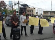 Mahasiswa meminta Pemko Binjai menindak hotel GK yang diduga menyediakan tempat prostitusi online. (Waspada/Ria Hamdani)