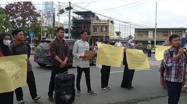 Mahasiswa meminta Pemko Binjai menindak hotel GK yang diduga menyediakan tempat prostitusi online. (Waspada/Ria Hamdani)