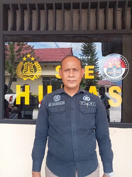 Kasi Humas Polres Toba, Iptu Bungaran Samosir saat memberikan keterangan Pers di Mapolres Toba, Senin (21/11). Waspada/Ramsiana Gultom
