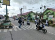 Daerah Rawan Macat Lalin, Satlantas Polres Agara Bantu Seberangi Anak Sekolah