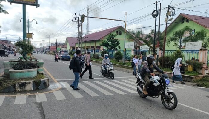 Daerah Rawan Macat Lalin, Satlantas Polres Agara Bantu Seberangi Anak Sekolah