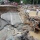 Jalan raya dan rumah warga desa di Kecamatan Darul Hasanah ambruk dan terputus akibat banjir bandang yang terjadi Selasa (1/11) malam. Waspada.id/Ali Amran