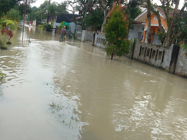 BANJIR menggenangi rumah warga di Jl.Muspika Gg.Seri Desa Tanjungsari Kecamatan Batangkuis tidak jauh dari rumah Kadis Perindag Deliserdang TM Zaki Aufa akibat hujan deras yang kembali turun pada Minggu (20/11) malam.- (Waspada/Khairul K Siregar/B)