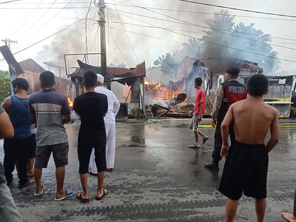 Si jago merah melalap 6 unit rumah permanen di Rantauprapat. (Waspada/Ist)