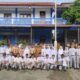 Wakil Ketua DPRK Kota Langsa, Saifullah, SE, MM dan Kepala SMAN 3 Langsa, Rusli, S.Ag saat foto bersama dengan para pelajar yang meraih juara, Senin (21/11). Waspada/dede