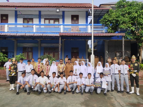 Wakil Ketua DPRK Kota Langsa, Saifullah, SE, MM dan Kepala SMAN 3 Langsa, Rusli, S.Ag saat foto bersama dengan para pelajar yang meraih juara, Senin (21/11). Waspada/dede