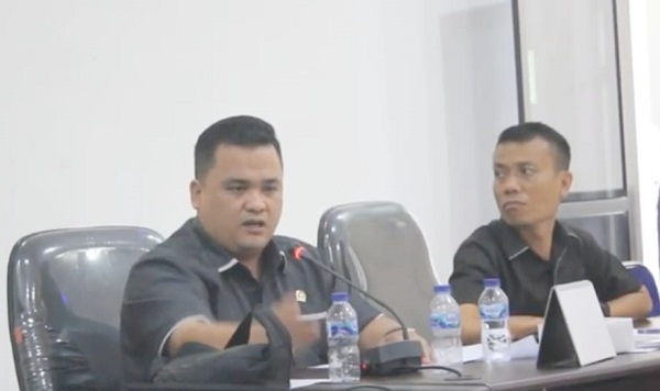 Ketua Komisi B DPRD Kabupaten Labura Mufti Ahmad Dalimunthe (kiri) saat RDP. Waspada/Ist