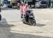 Lubang Di Jalan Pusat Kota Blangpidie Ganggu Kenyamanan Pengendara