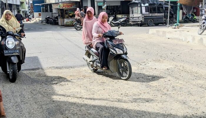 Lubang Di Jalan Pusat Kota Blangpidie Ganggu Kenyamanan Pengendara