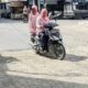 Kondisi jalan pusat Kota Blangpidie, Abdya, yang dihiasi lubang yang mengancam pengendara, Senin (21/11). Waspada/Syafrizal