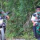 Pj Bupati Pidie Ir Wahyudi Adisiswanto, M.Si dibonceng sepeda motor oleh prajurit TNI saat mendampingi Tim Pengawasan dan Evaluasi (Wasev) Mabes TNI AD yang dipimpin Brigjen TNI Irham Waroihan memantau pelaksanaan TTMD ke-115 Di Kecamatan Tiro/Truseb, Kab.Pidie, Rabu (2/11). Waspada.id/Muhammad Riza
