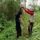 RAWAT PAGAR KEJUT GAJAH: Masyarakat bersama Ranger FKL di Gampong Seumanah Jaya, Ranto Peureulak, Aceh Timur. Foto diambil Baru-baru ini. Waspada/Ist.