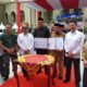 Pj Bupati Abdya Darmansah (baju dinas), Pj Bupati Aceh Singkil Martunis (kemeja batik), didampingi Wamentan Harvick dan Pj Gubernur Achmad Marzuki, memperlihatkan dokumen kerjasama antara Pemkab Abdya dengan Pemkab Aceh Singkil, terkait surplus beras, Senin (21/11). Waspada/Syafrizal