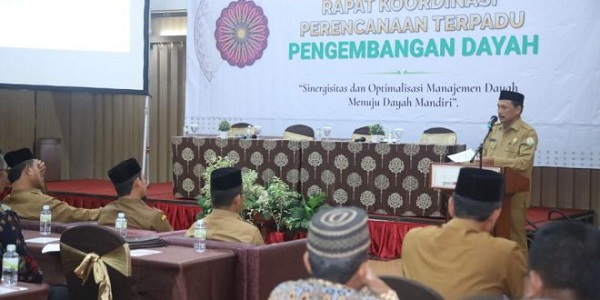 Asisten Pemerintahan dan Keistimewaan Aceh, Dr. M. Jafar, SH, M.Hum, menyampaikan sambutan Pj.Gubernur Aceh saat membuka Rapat Koordinasi Perencanaan Terpadu Pengembangan Dayah di Hotel Grand Nanggroe, Banda Aceh, Senin (21/11). (Waspada/Ist)