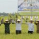 Pj. Gubernur Aceh, Achmad Marzuki, beserta Pj. Bupati Abdya, Darmansah, Pj Bupati Aceh Singkil, Marthunis dan Kadistanbun Aceh, Cut Huzaimah saat mendampingi Wakil Menteri Pertanian RI, Harvick Husnul Qolbi, mengikuti panen raya bersama 1.000 petani di Aceh Barat Daya, Senin (21/11). (Waspada/Ist)