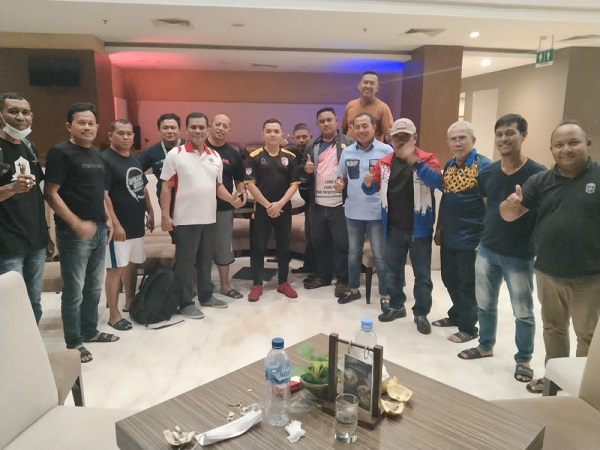 Wakil Ketua Komisi V DPR Aceh, Irpannusir foto bersama dengan Ketua PWI Aceh, Nasir Nurdin didampingi perwakilan Kontingen Porwanas PWI Aceh di Hotel Ascent Premire Kota Malang, Senin malam, 21 November 2022. (Waspada/T.Mansursyah)