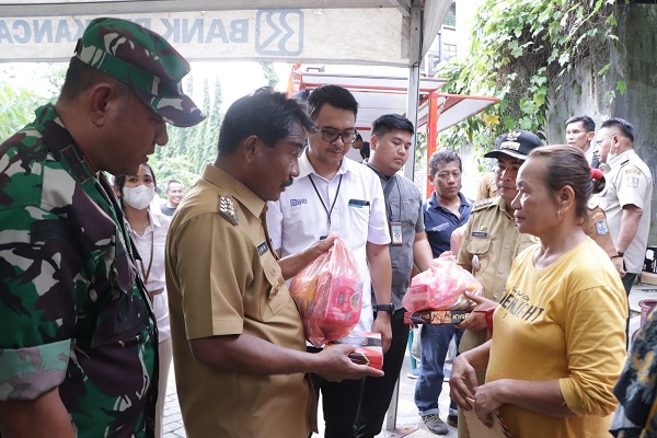 Terlihat Wali Kota Binjai Drs H Amir Hamzah memberikan bantuan kepada warga korban banjir dengan didampingi oleh Pinca BRI Binjai.(Waspada/Ist).