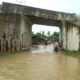 ARUS banjir, Kamis (3/11) pagi, mengalir deras dari bawah terowongan jalur kereta api di Lingk VIII menuju Lingk IX, Kel. Bukit Kubu, Kec. Besitang. Waspada.id/Asrirrais