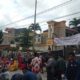 Warga Desa Pertibi Lama, Kecamatan Merek, Kabupaten Karo, menggeruduk Kantor Pengadilan Negeri (PN) Kabanjahe, Selasa (22/11). Waspada/Tio Bukit